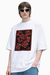 COMELOW FRAME PRINT TEE “WHITE / BLACK / RED”