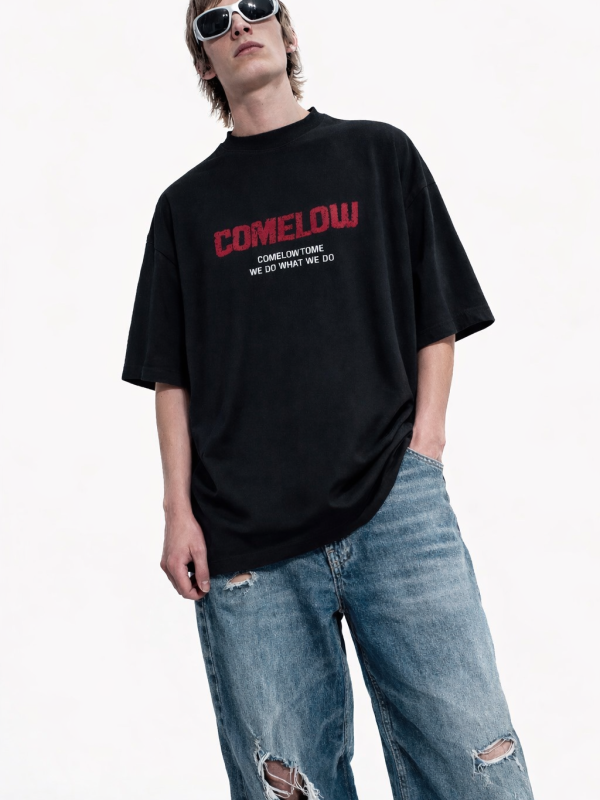 COMELOW STREET CLASSIC TEE “BLACK / RED”