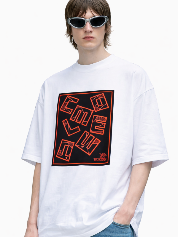 COMELOW FRAME PRINT TEE “WHITE / BLACK / RED”